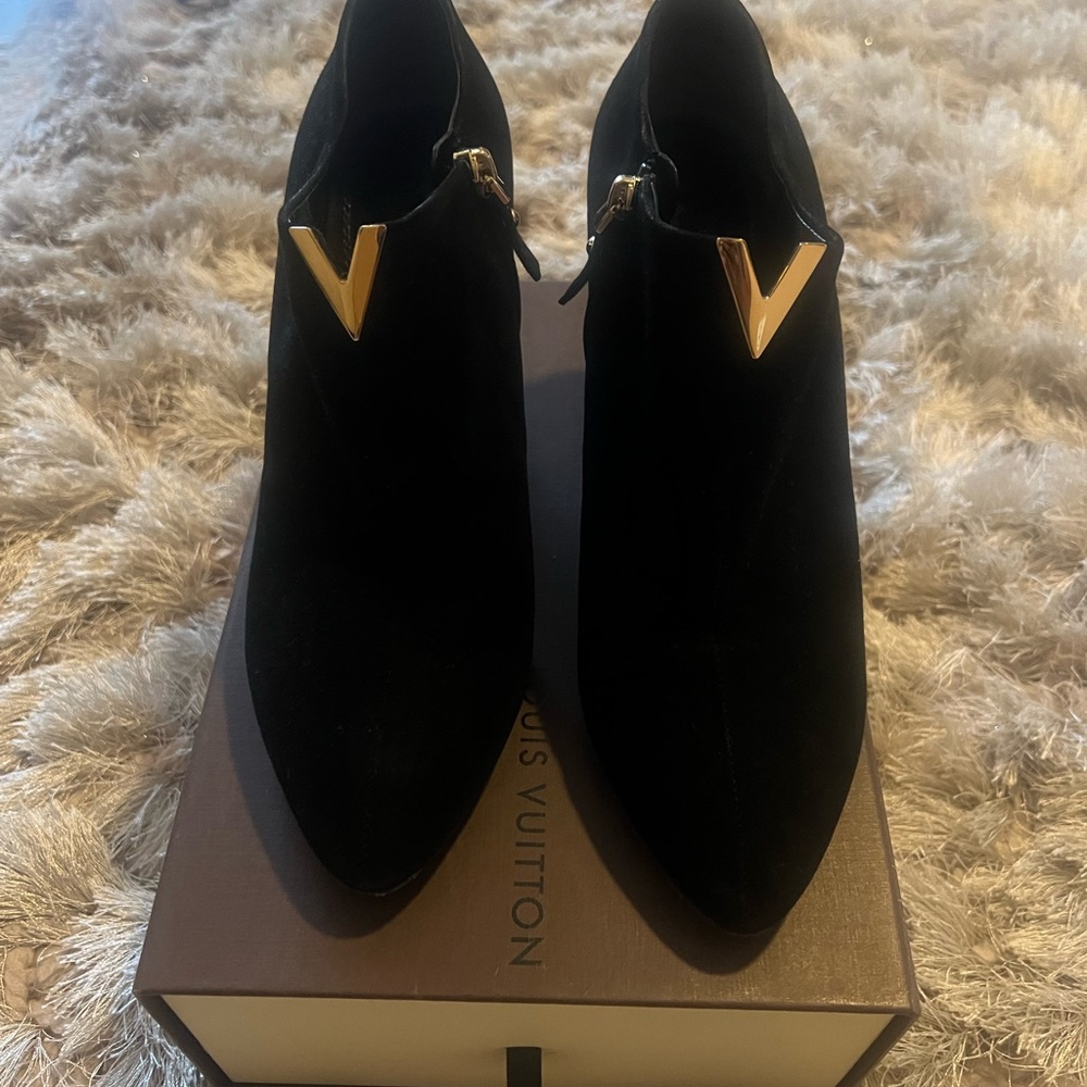 Mid suede ankle heel